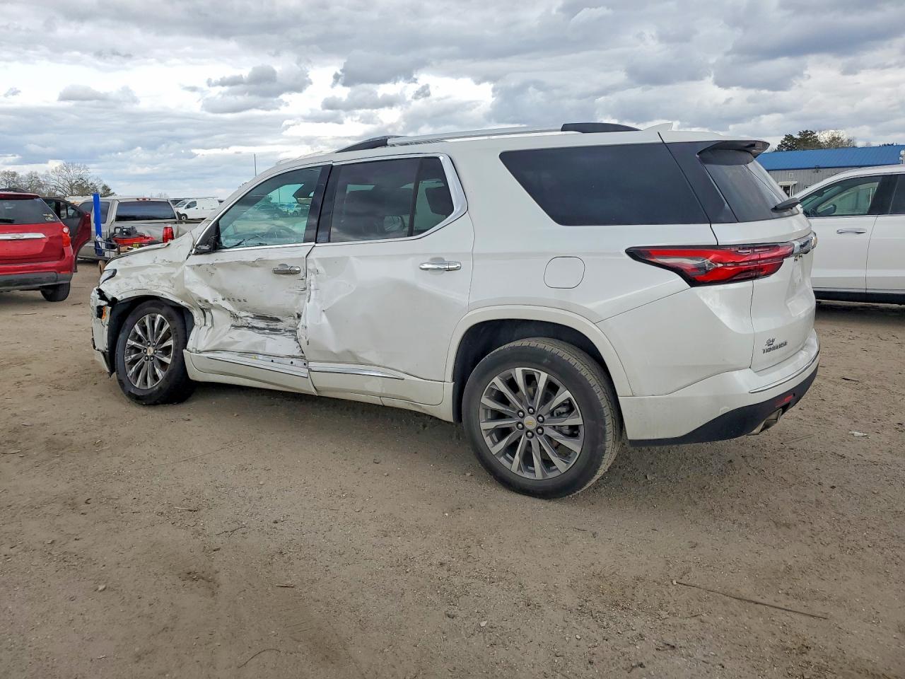 2023 CHEVROLET TRAVERSE PREMIER photo 2