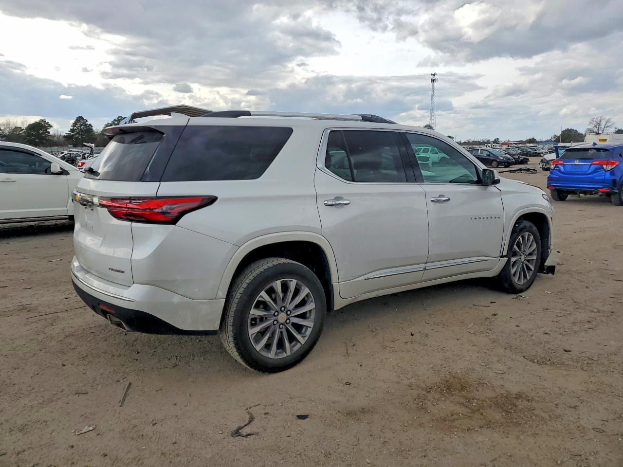 2023 CHEVROLET TRAVERSE PREMIER photo 3