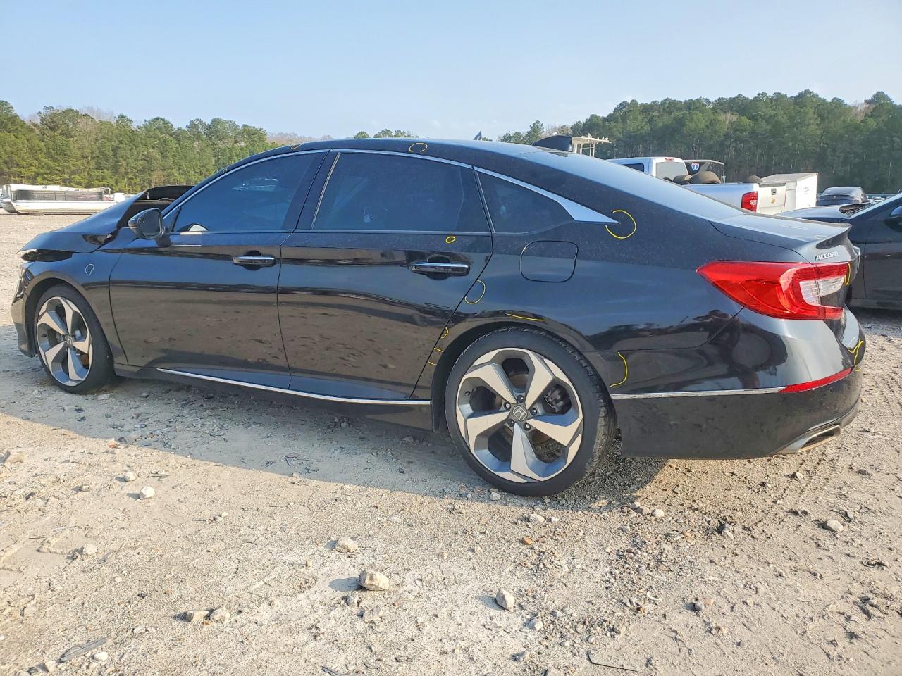 2018 HONDA ACCORD TOURING photo 3