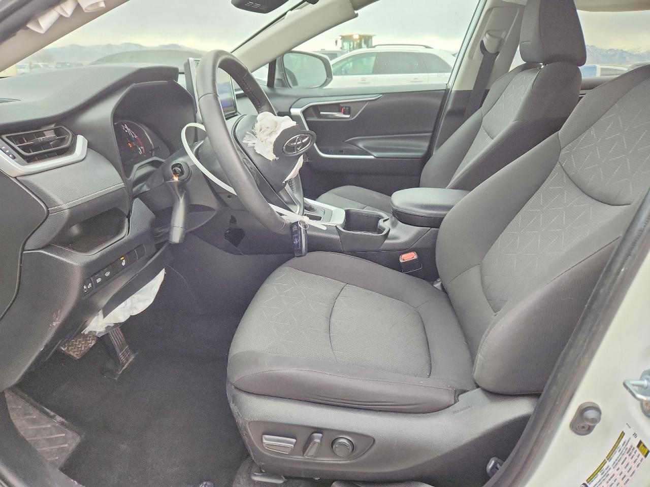 2024 TOYOTA RAV4 XLE photo 7