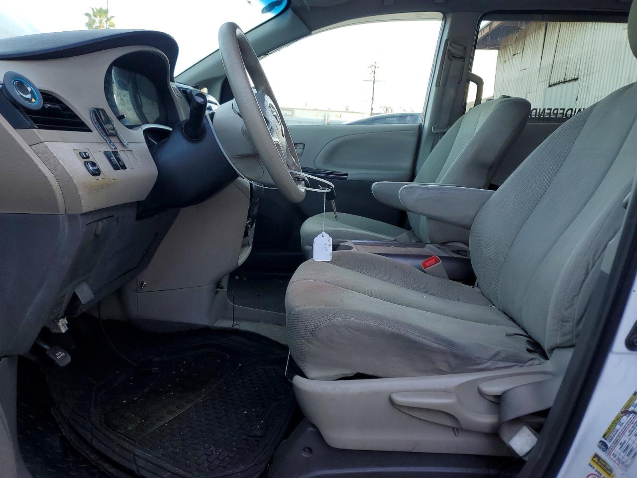 2014 TOYOTA SIENNA L 7-PASSENGER photo 19