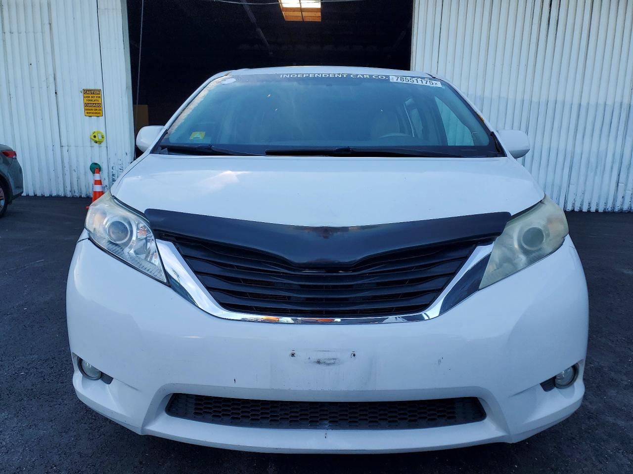 2014 TOYOTA SIENNA L 7-PASSENGER photo 13