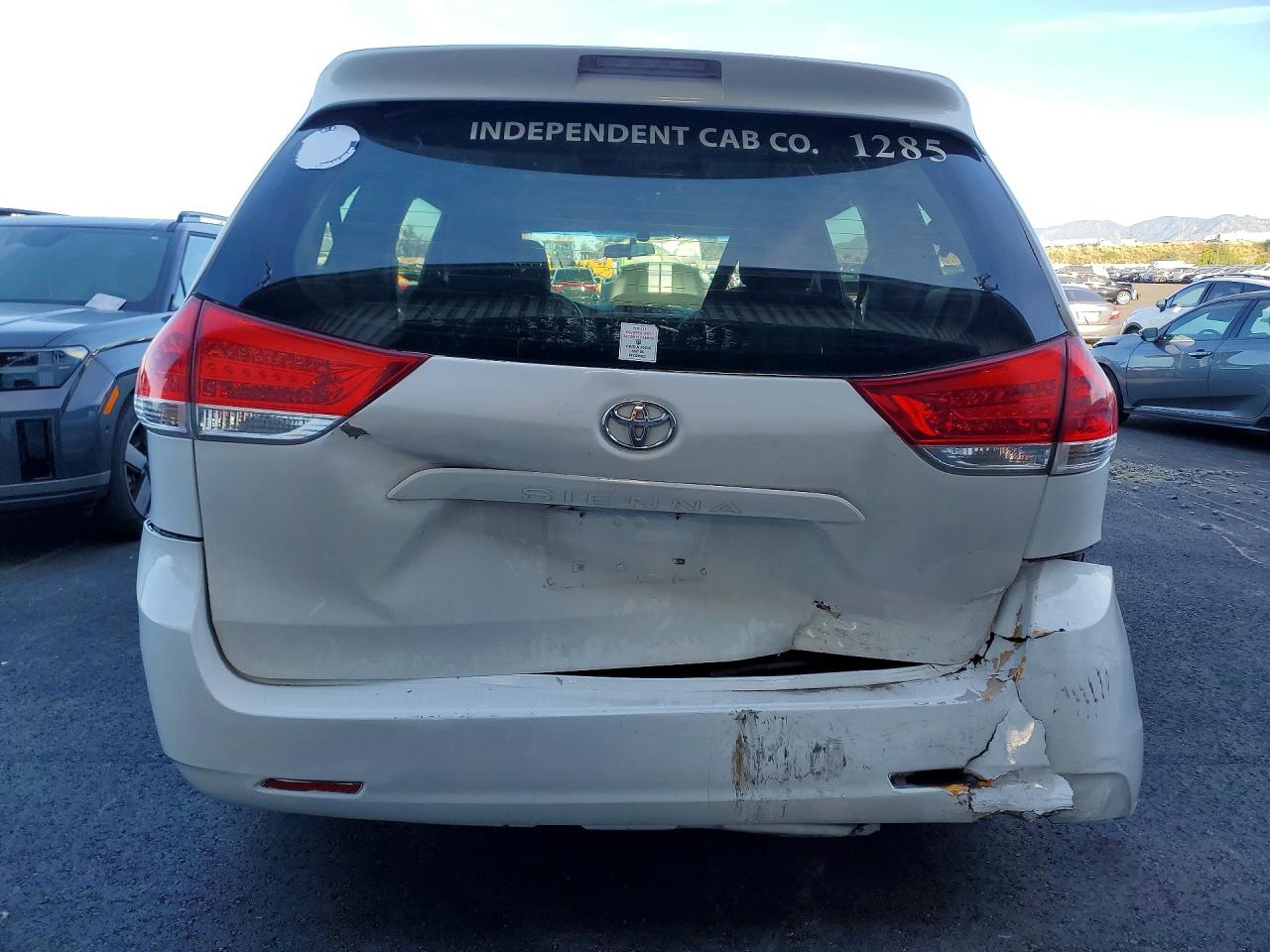 2014 TOYOTA SIENNA L 7-PASSENGER photo 16