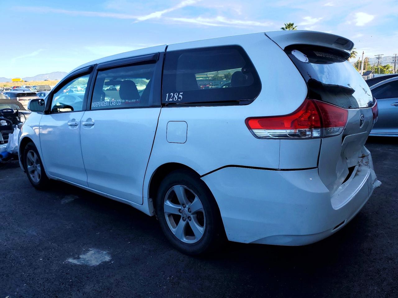2014 TOYOTA SIENNA L 7-PASSENGER photo 4