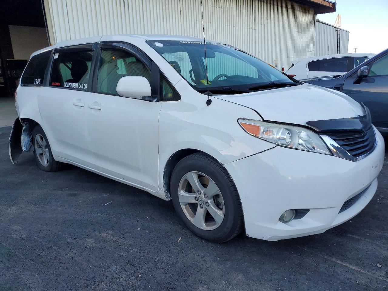2014 TOYOTA SIENNA L 7-PASSENGER photo 10
