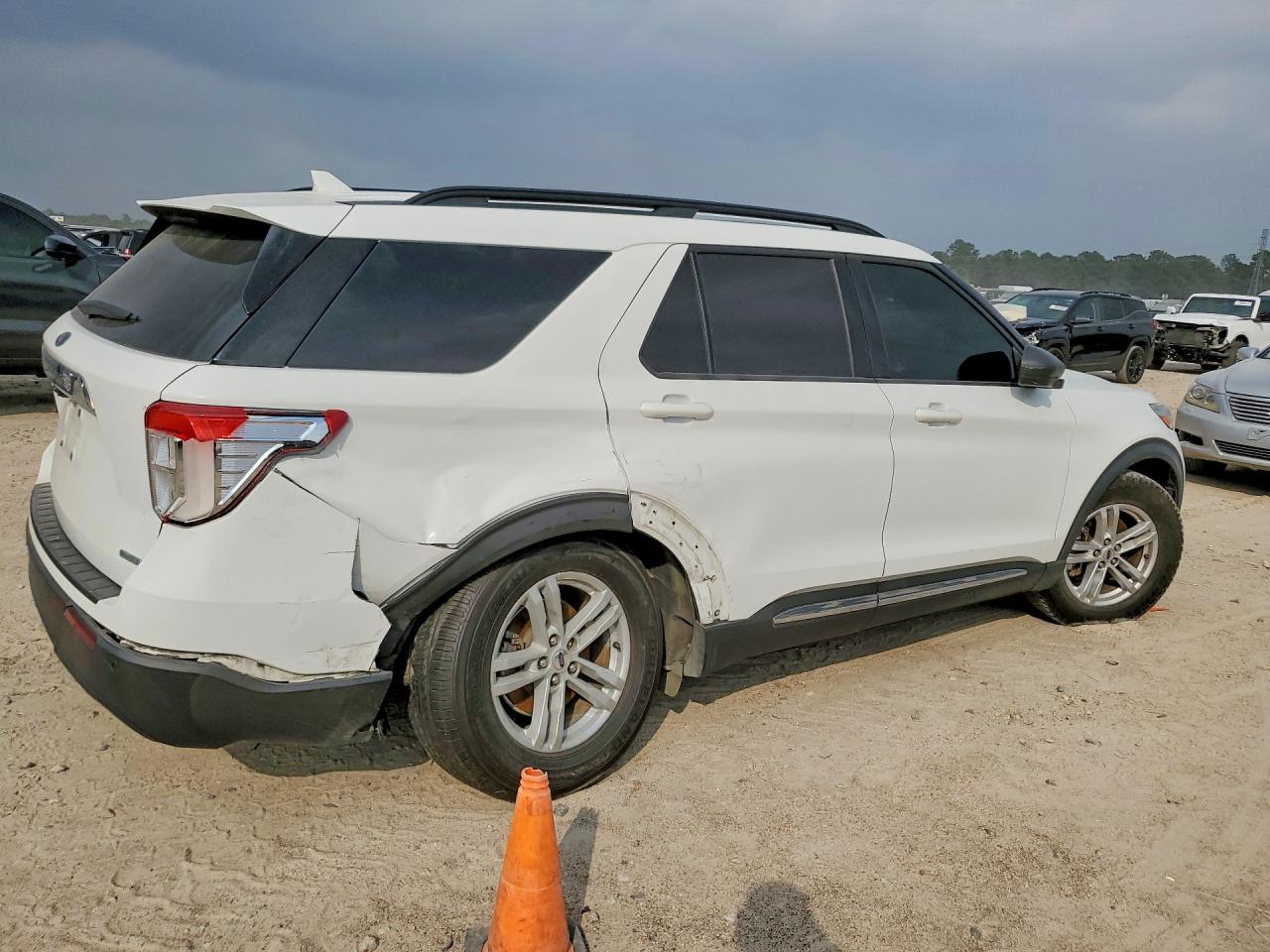 2020 FORD EXPLORER XLT photo 3