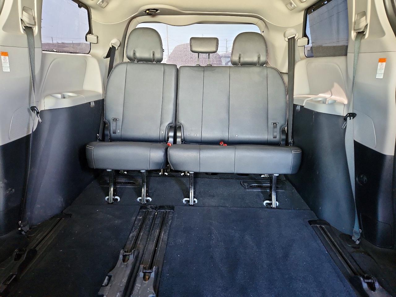 2015 TOYOTA SIENNA SE 8-PASSENGER photo 10