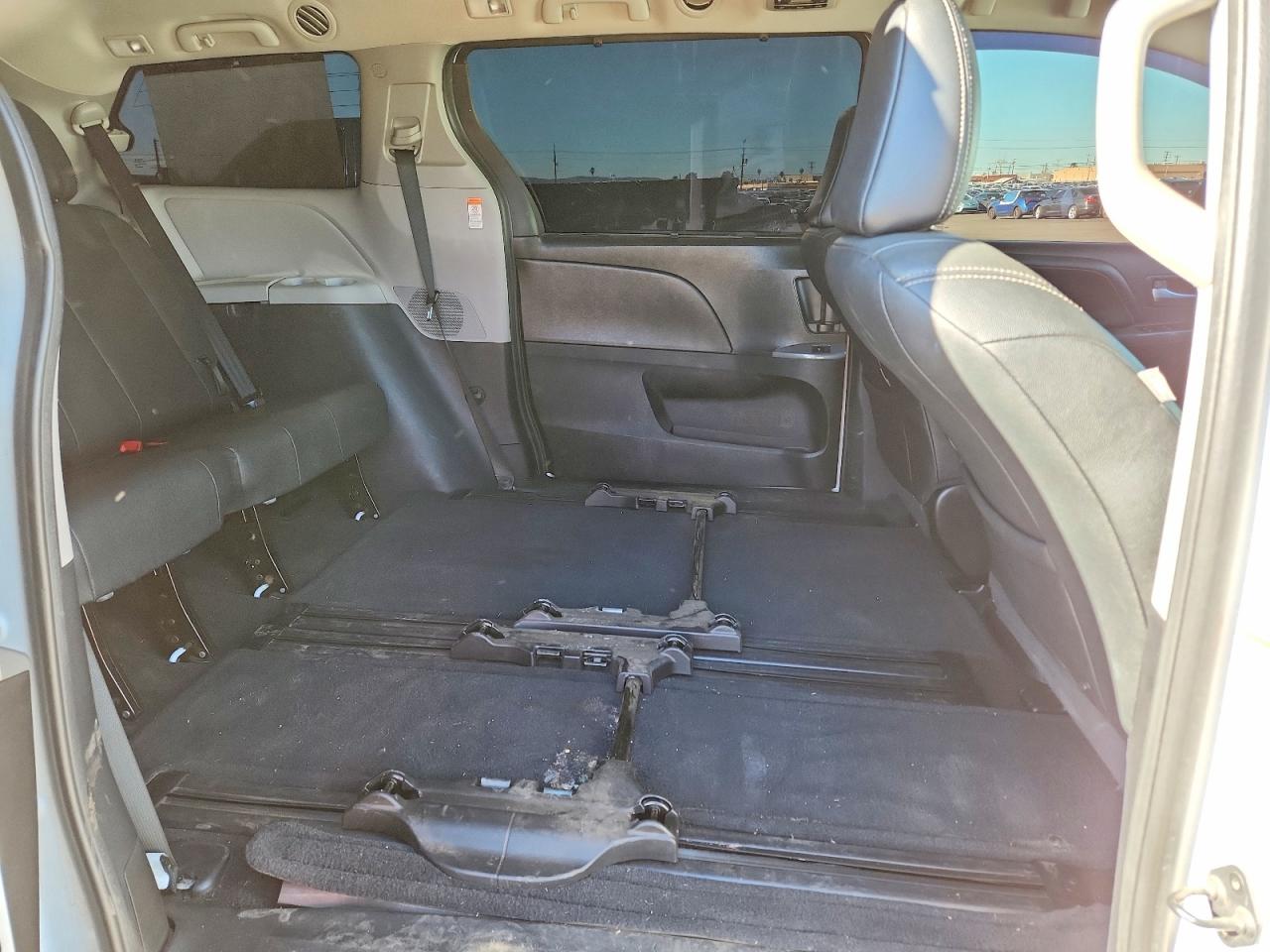 2015 TOYOTA SIENNA SE 8-PASSENGER photo 11