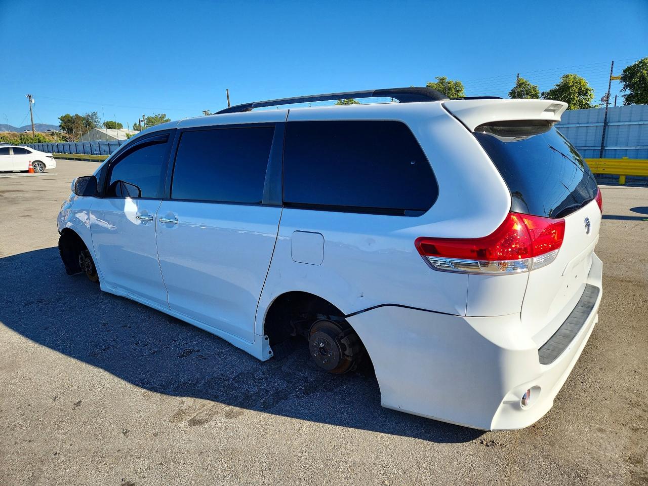 2015 TOYOTA SIENNA SE 8-PASSENGER photo 2