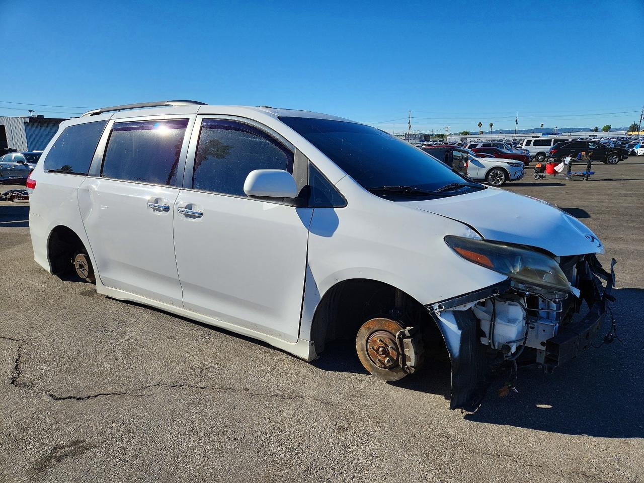 2015 TOYOTA SIENNA SE 8-PASSENGER photo 4