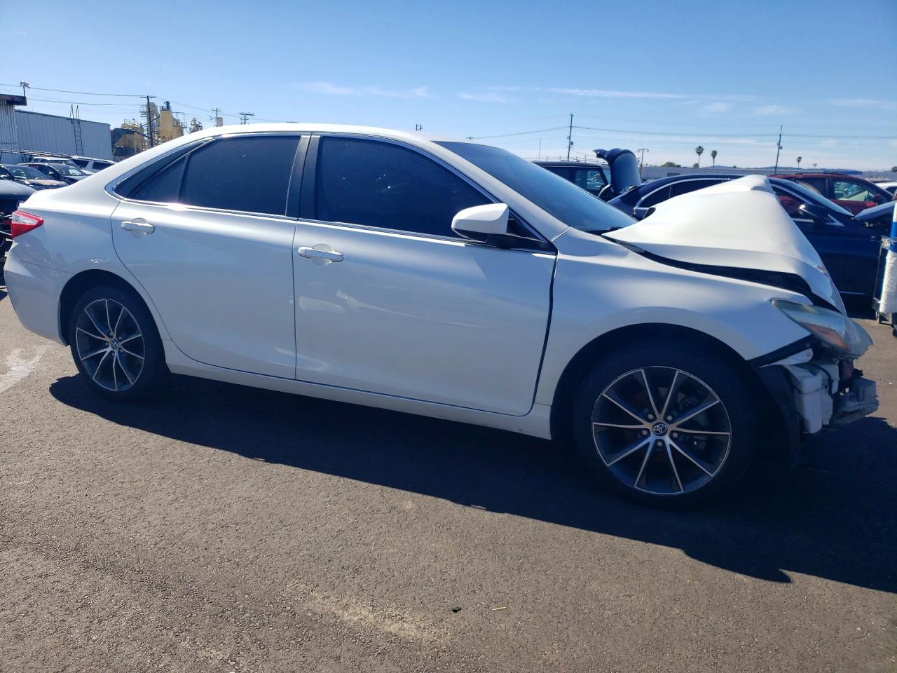 2015 TOYOTA CAMRY LE photo 4