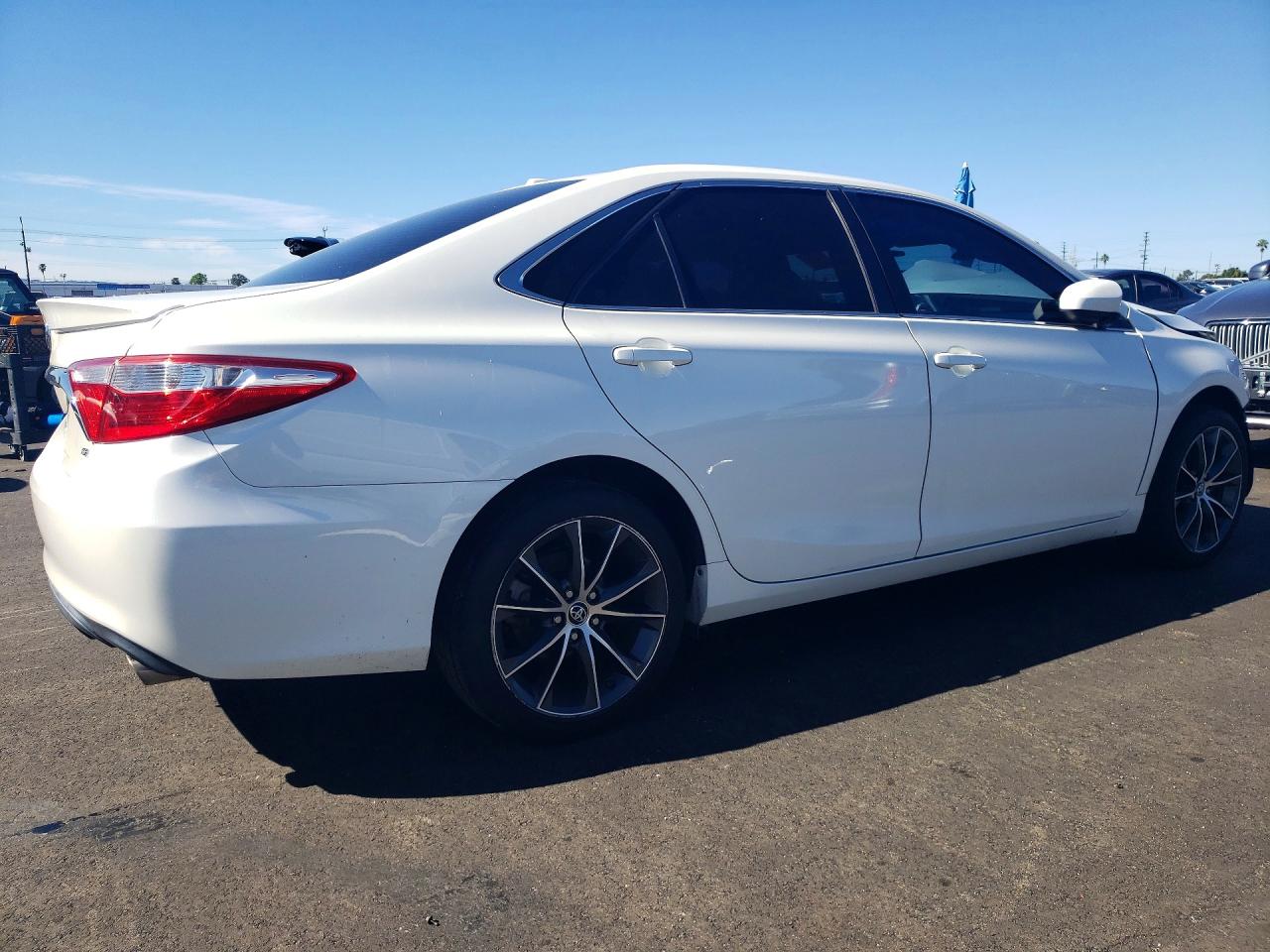 2015 TOYOTA CAMRY LE photo 3