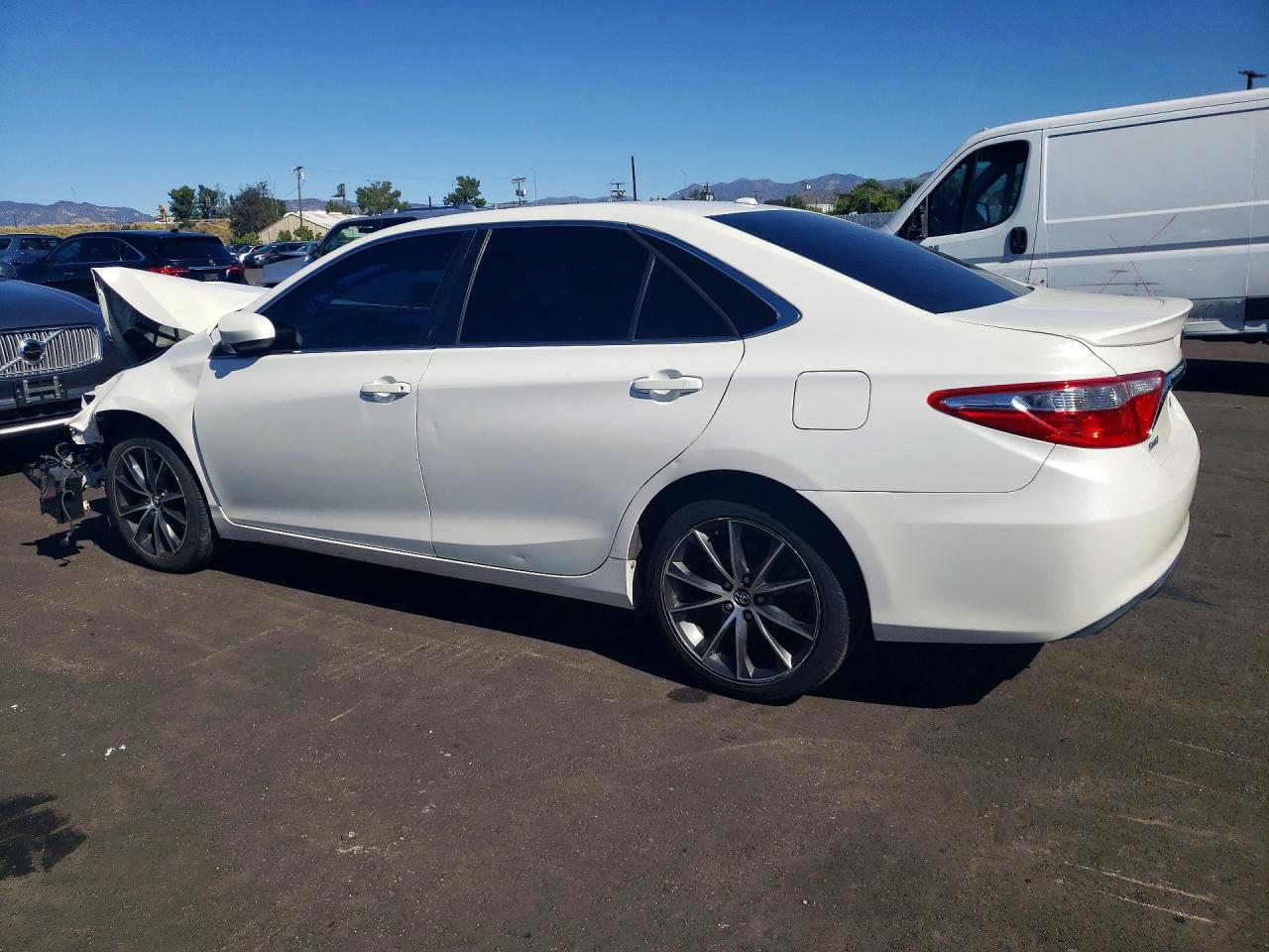 2015 TOYOTA CAMRY LE photo 2