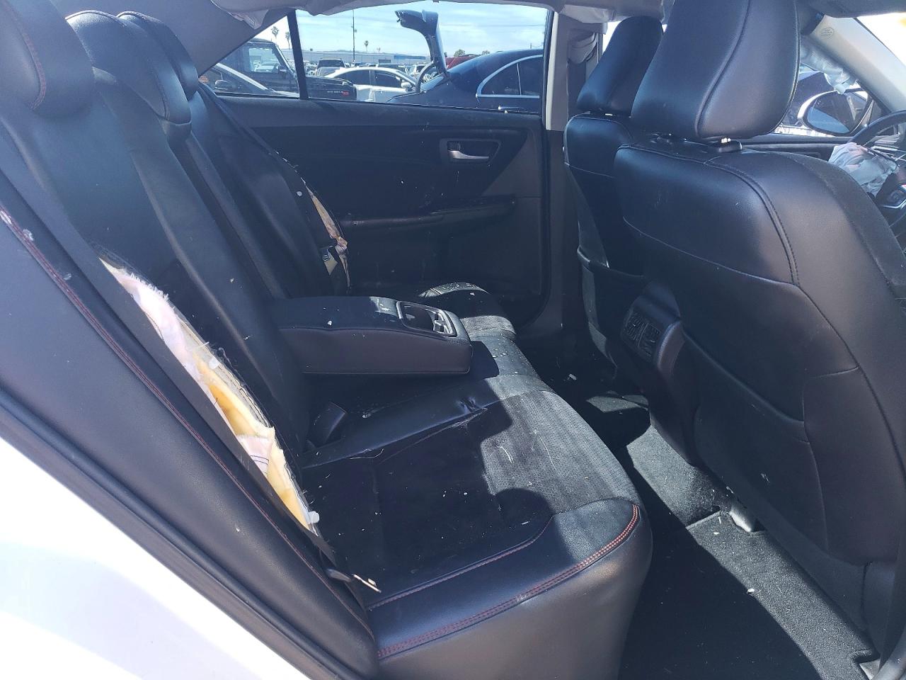 2015 TOYOTA CAMRY LE photo 10