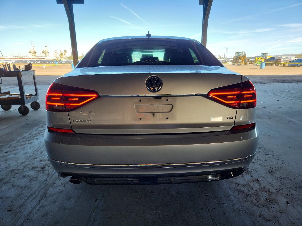2017 VOLKSWAGEN PASSAT R-LINE photo 6