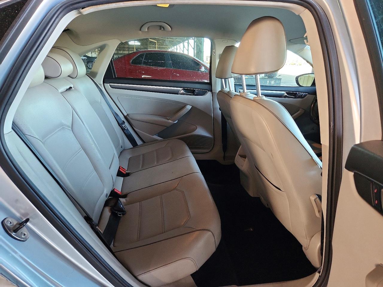 2017 VOLKSWAGEN PASSAT R-LINE photo 10