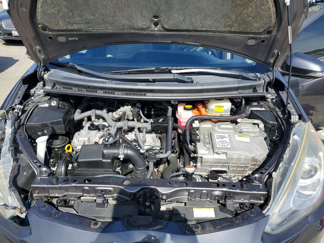 2015 TOYOTA PRIUS C FOUR photo 31