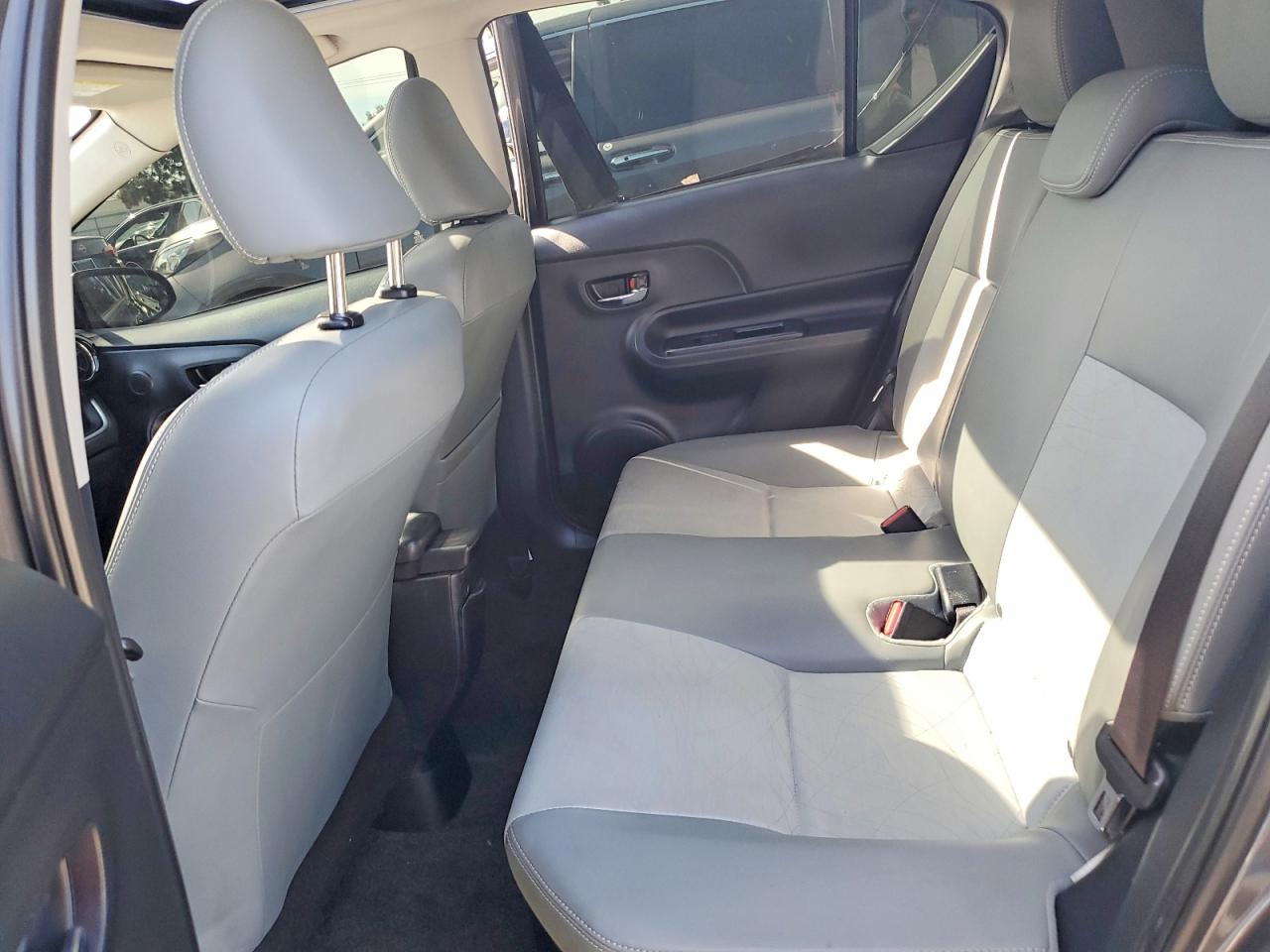 2015 TOYOTA PRIUS C FOUR photo 28