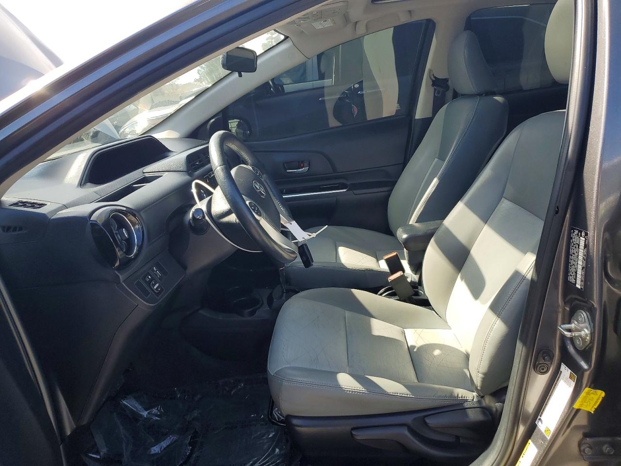 2015 TOYOTA PRIUS C FOUR photo 19