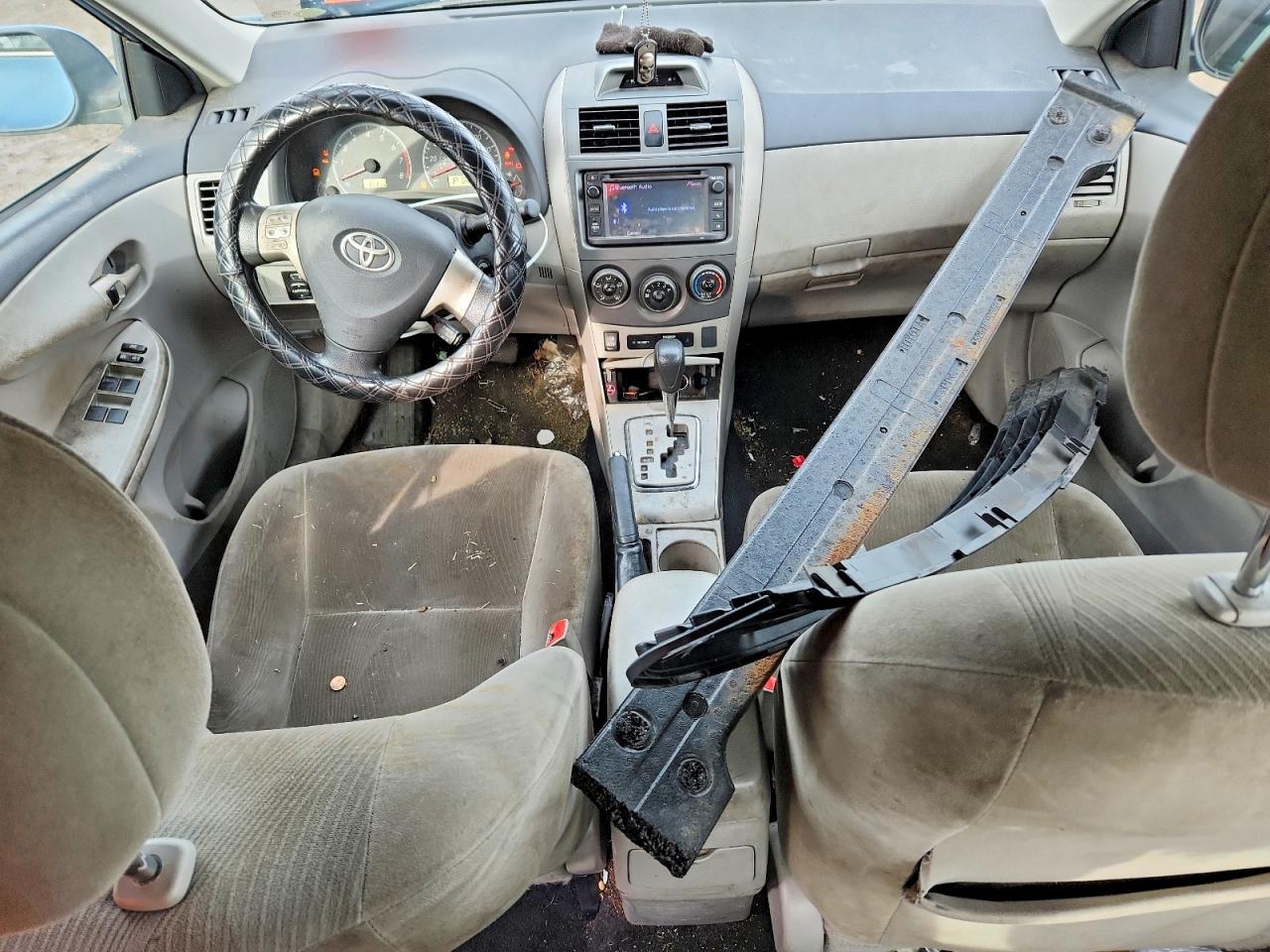 2013 TOYOTA COROLLA LE photo 8