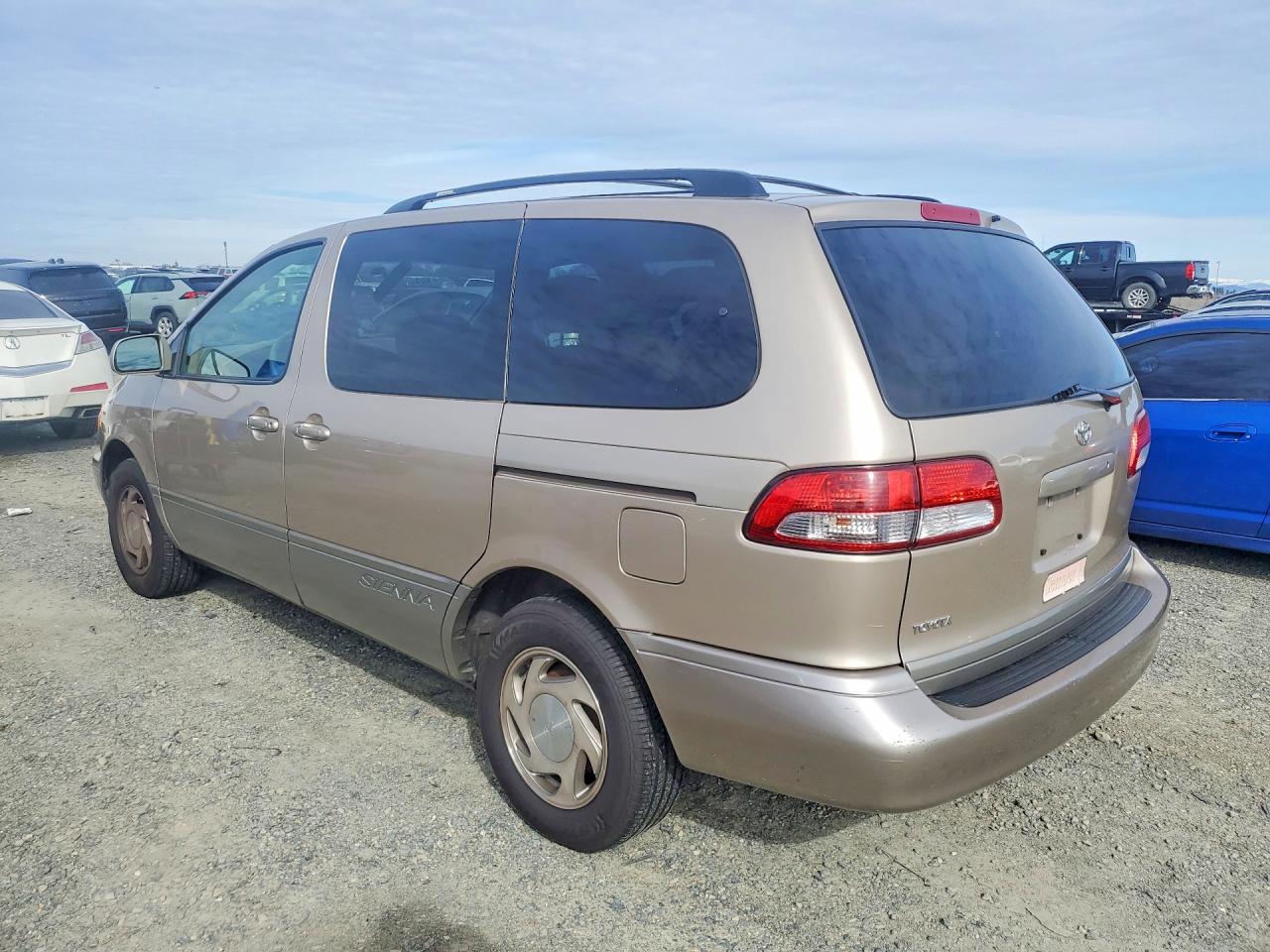 2003 TOYOTA SIENNA LE photo 3