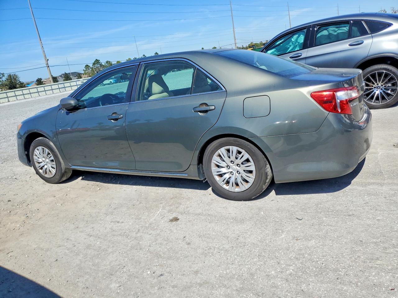 2013 TOYOTA CAMRY LE photo 3