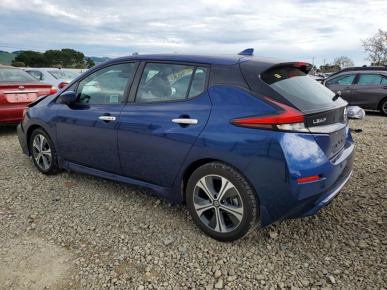 2021 NISSAN LEAF SV photo 2