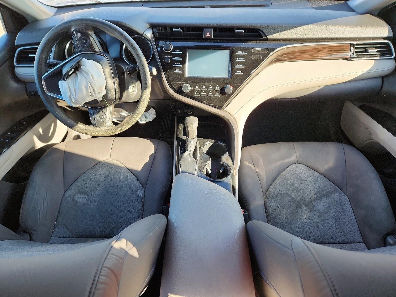2019 TOYOTA CAMRY LE photo 8
