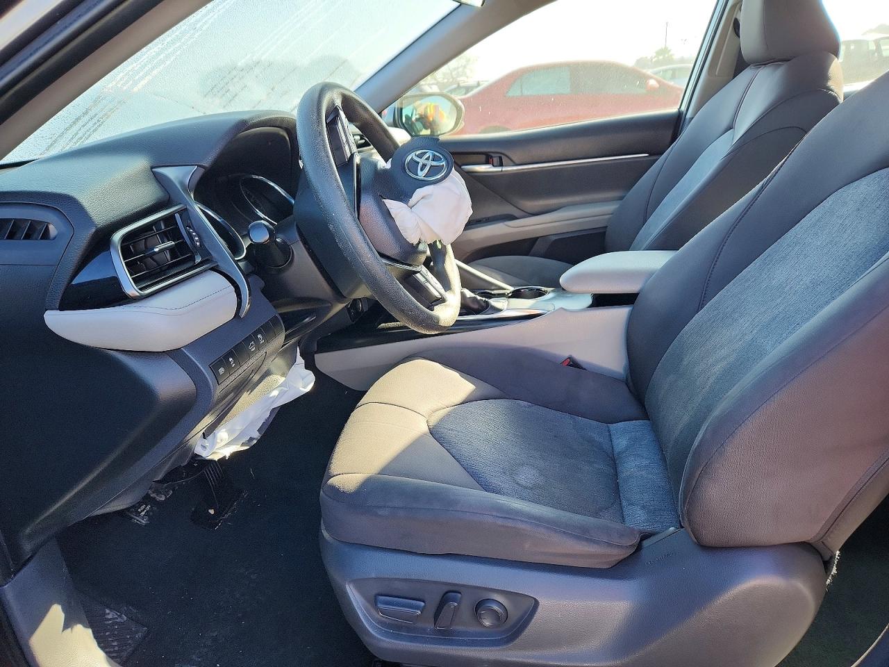 2019 TOYOTA CAMRY LE photo 7