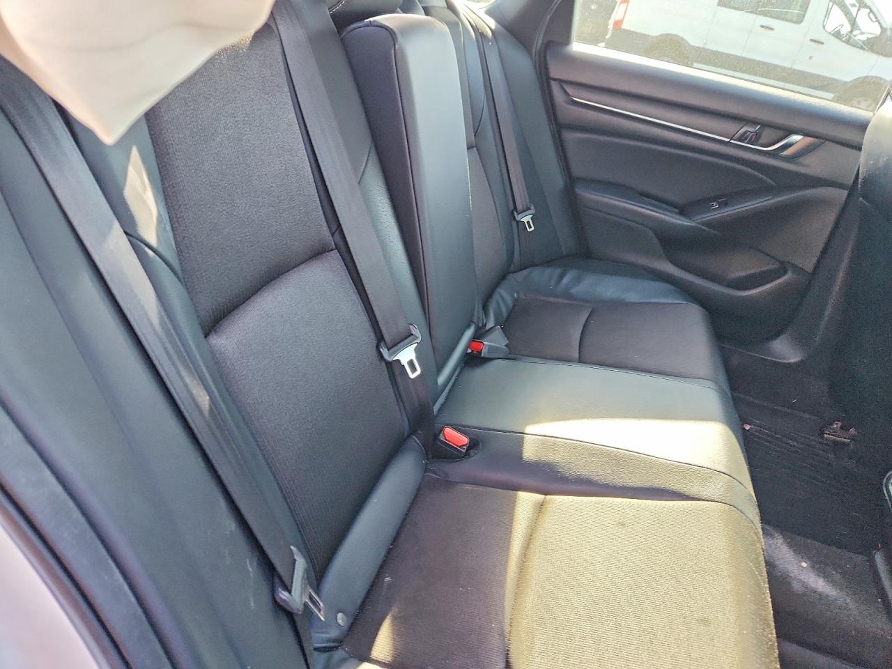 2018 HOND ACCORD photo 10
