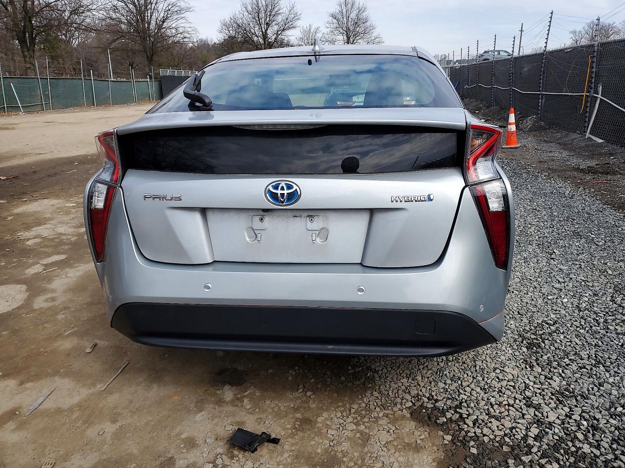 2017 TOYOTA PRIUS TWO photo 6