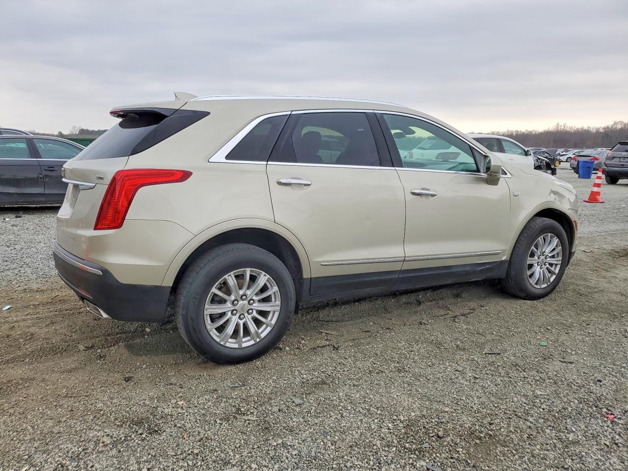 2017 CADILLAC XT5 photo 3