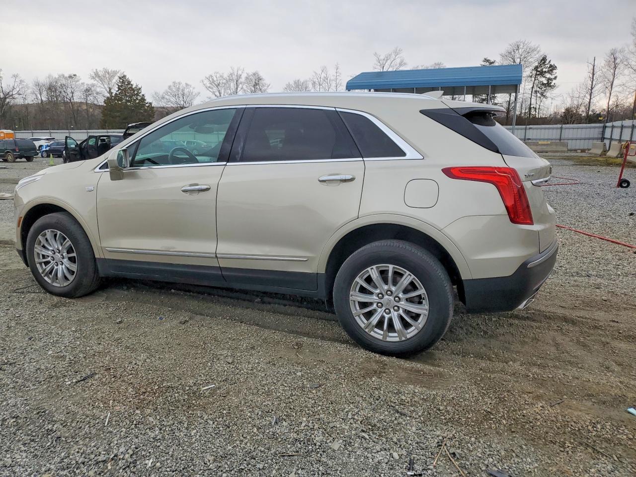 2017 CADILLAC XT5 photo 2