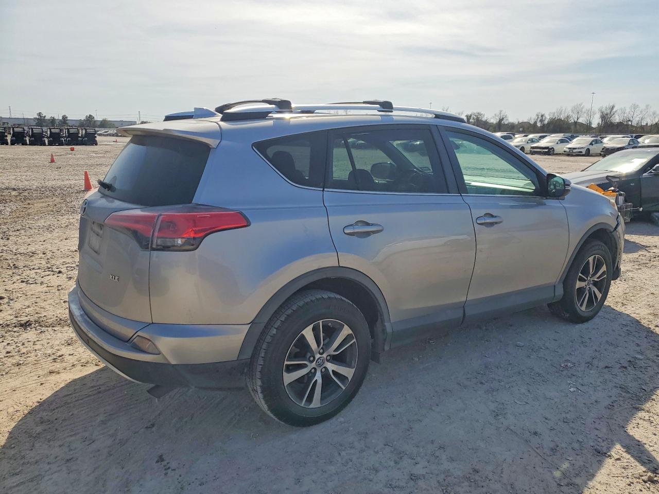 2016 TOYOTA RAV4 XLE photo 5