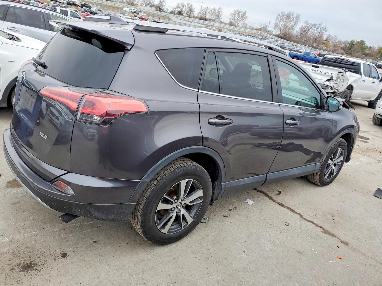 2018 TOYOTA RAV4 XLE photo 3