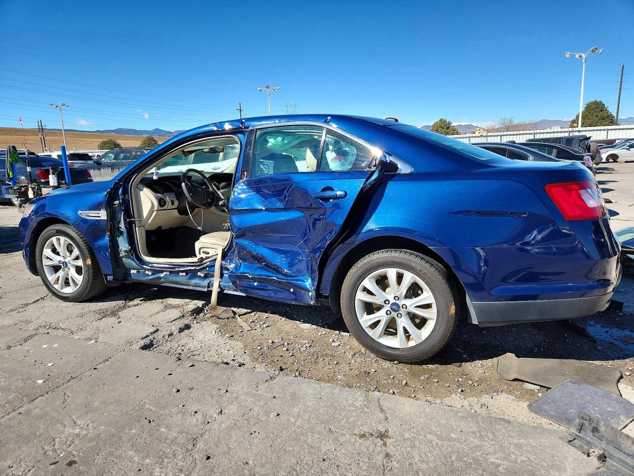 2012 FORD TAURUS SEL photo 2