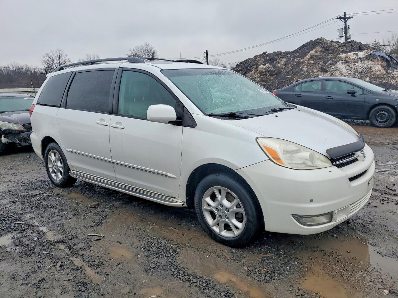 2004 TOYOTA SIENNA XLE photo 10