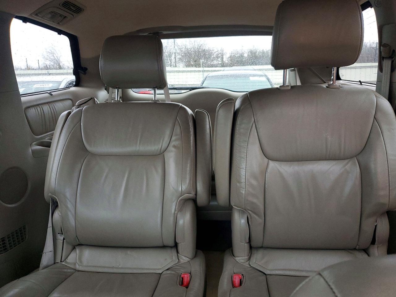 2004 TOYOTA SIENNA XLE photo 28