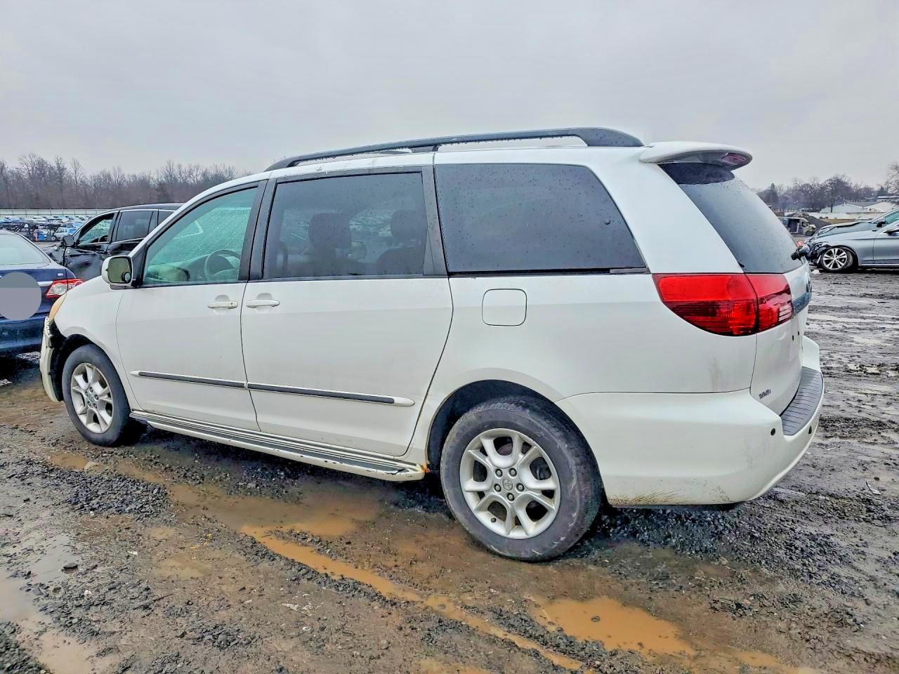 2004 TOYOTA SIENNA XLE photo 4