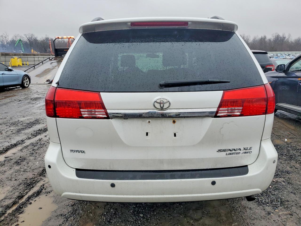 2004 TOYOTA SIENNA XLE photo 16