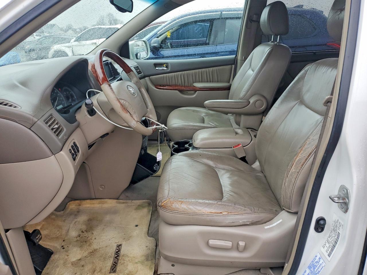 2004 TOYOTA SIENNA XLE photo 19