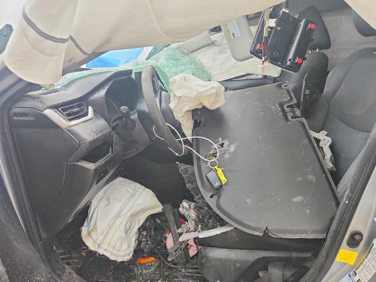 2021 TOYOTA RAV4 LE photo 13