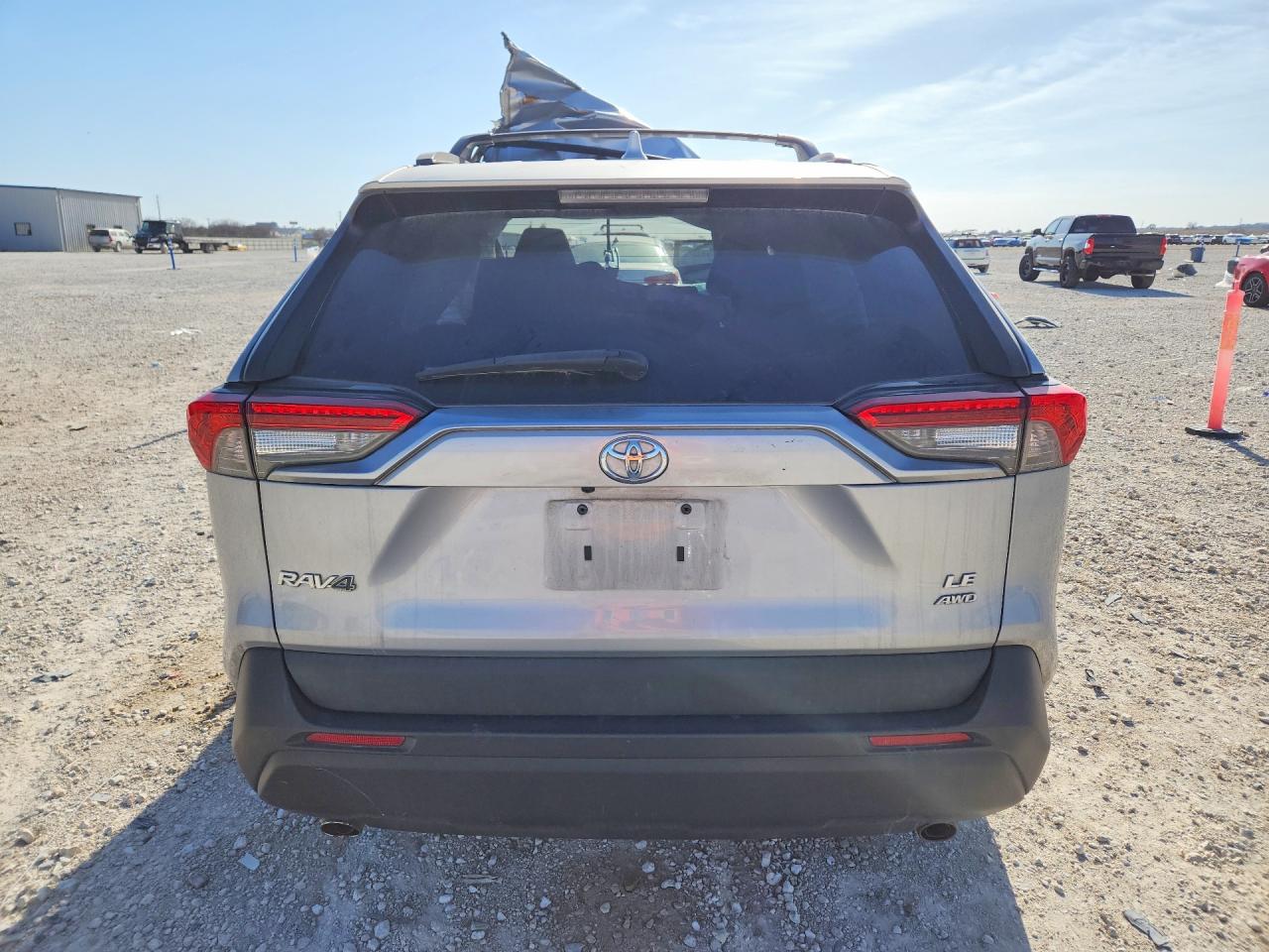2021 TOYOTA RAV4 LE photo 11