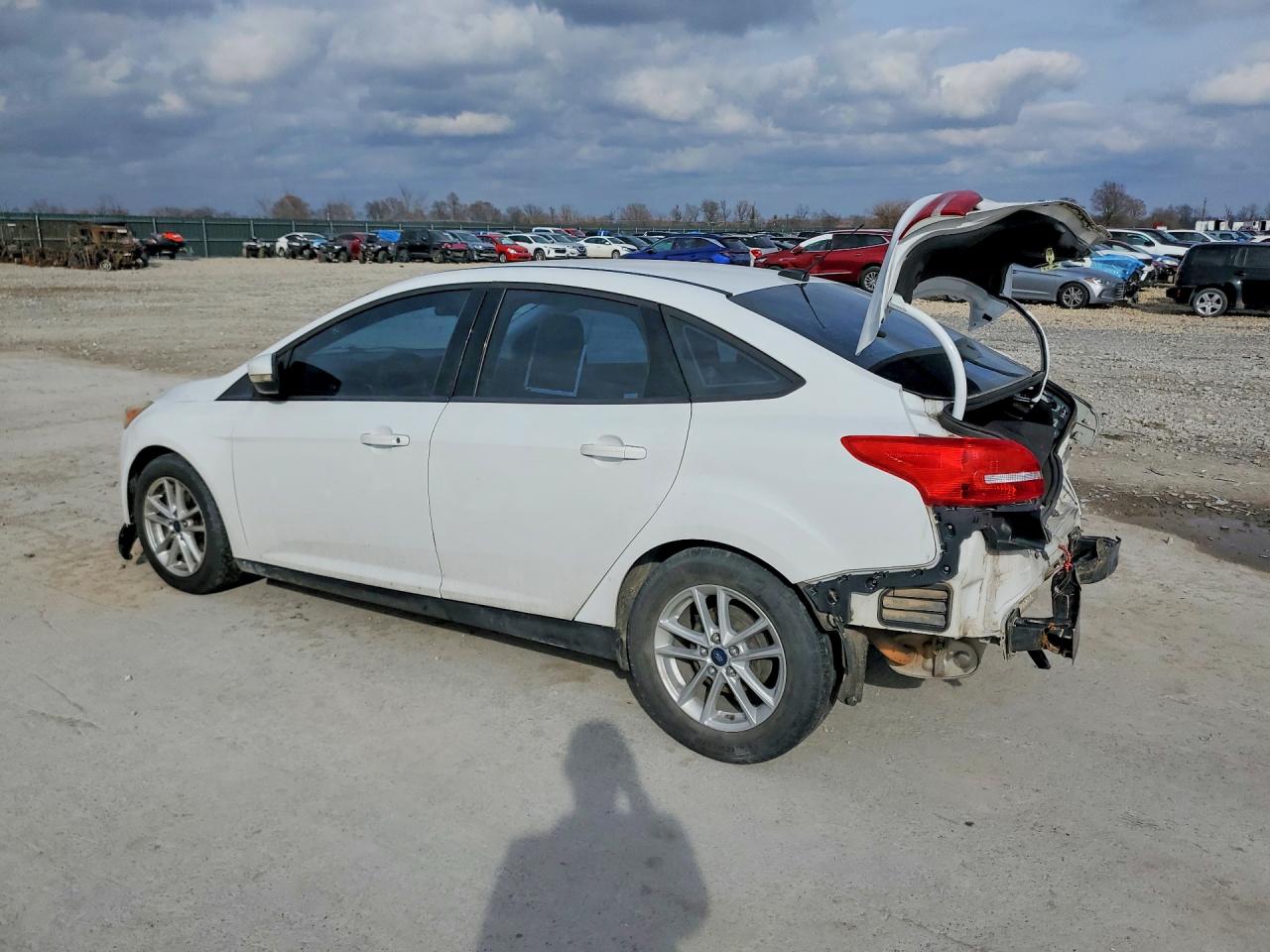 2017 FORD FOCUS SE photo 3