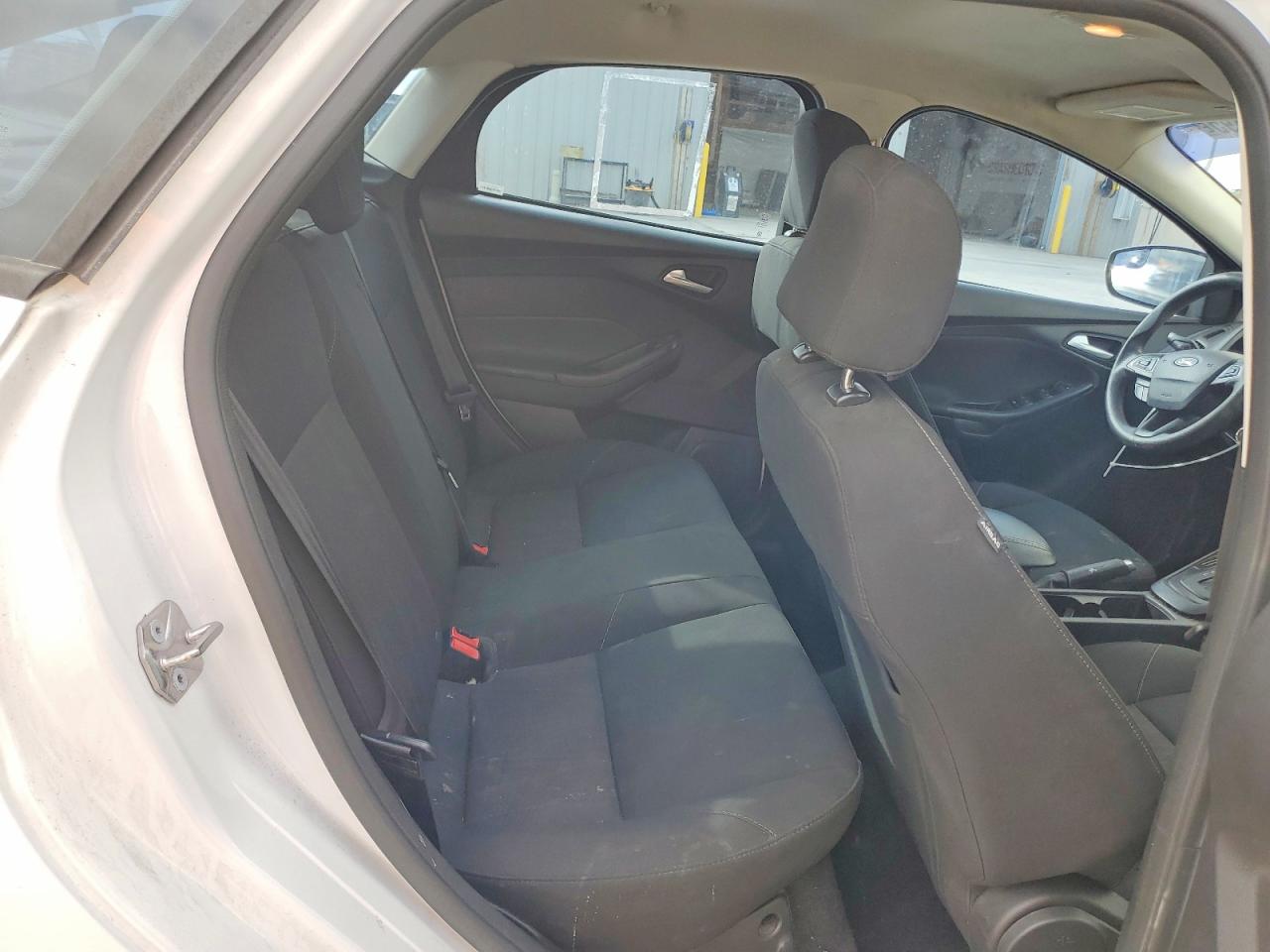 2017 FORD FOCUS SE photo 19