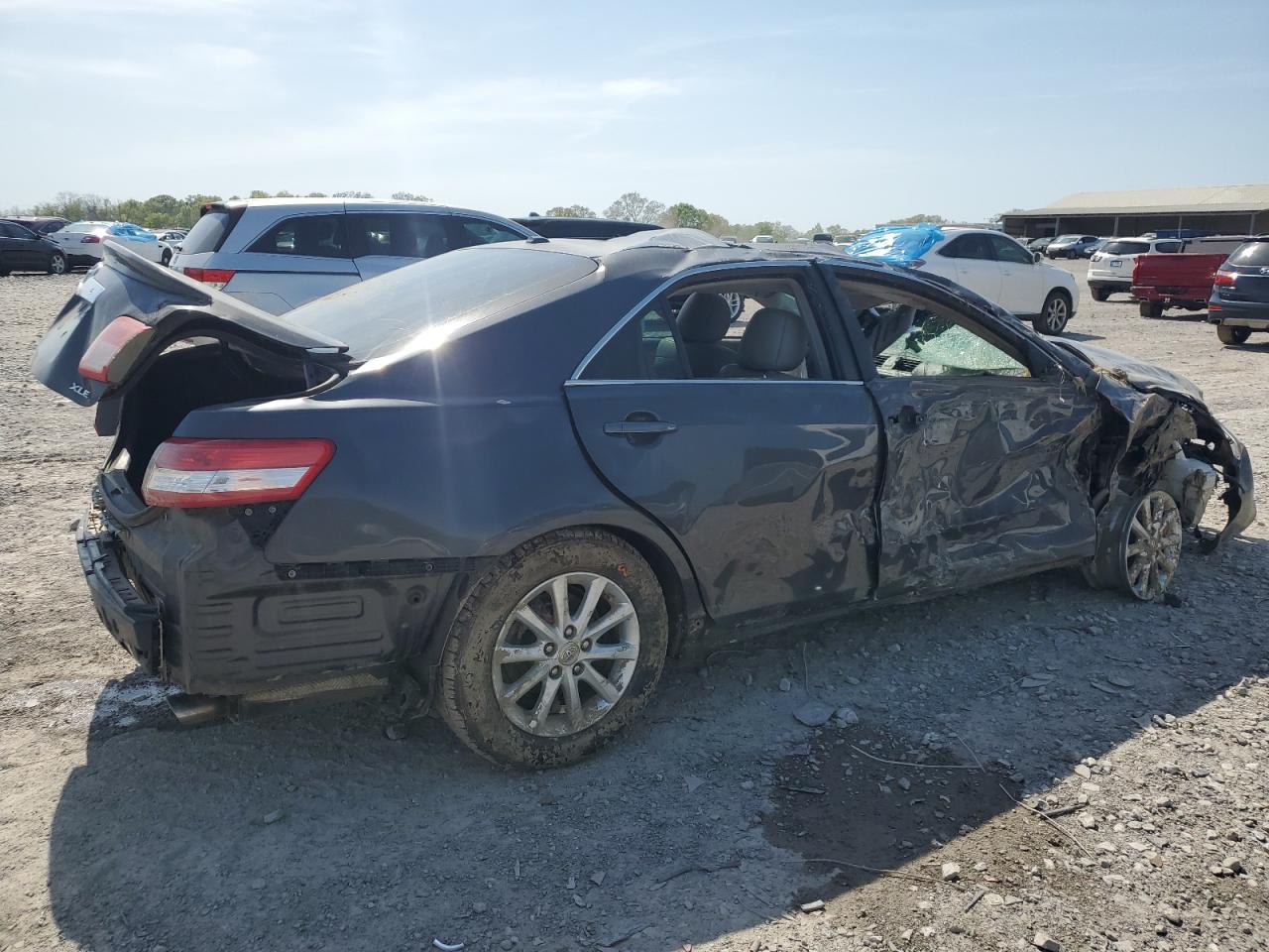 2011 TOYOTA CAMRY BASE photo 3