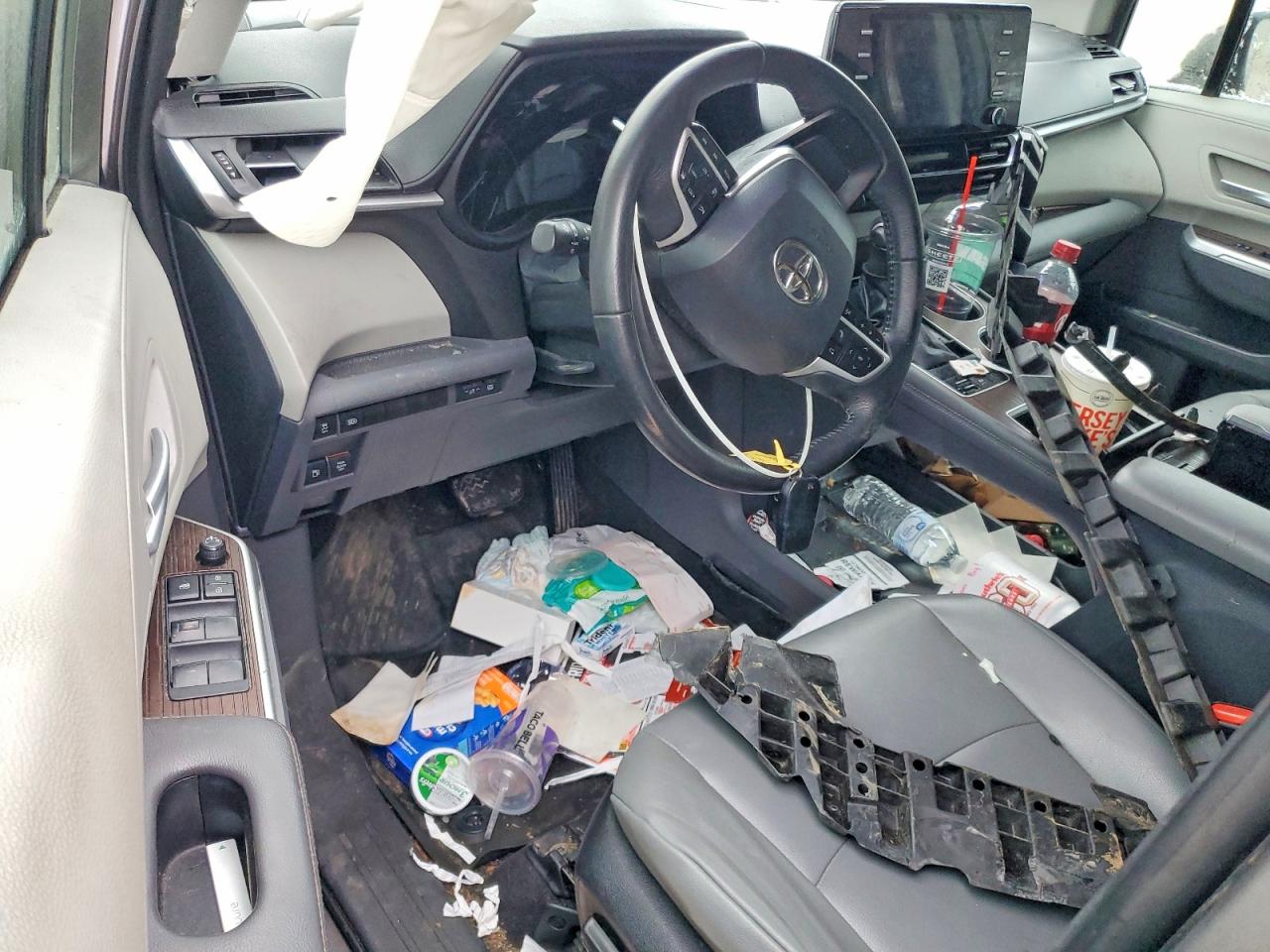 2022 TOYOTA SIENNA XLE photo 8