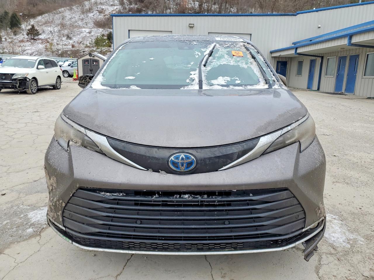2022 TOYOTA SIENNA XLE photo 5