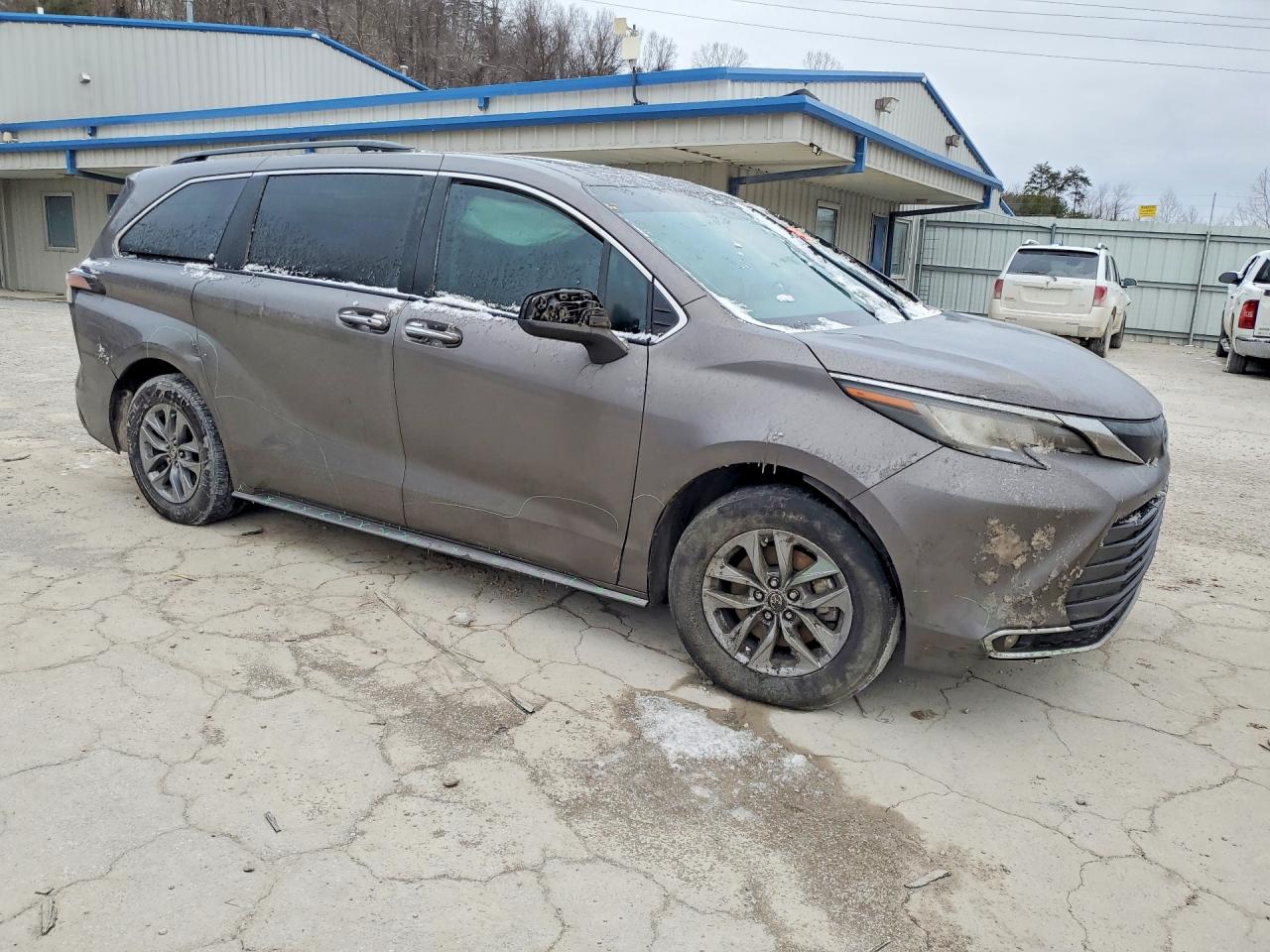 2022 TOYOTA SIENNA XLE photo 4