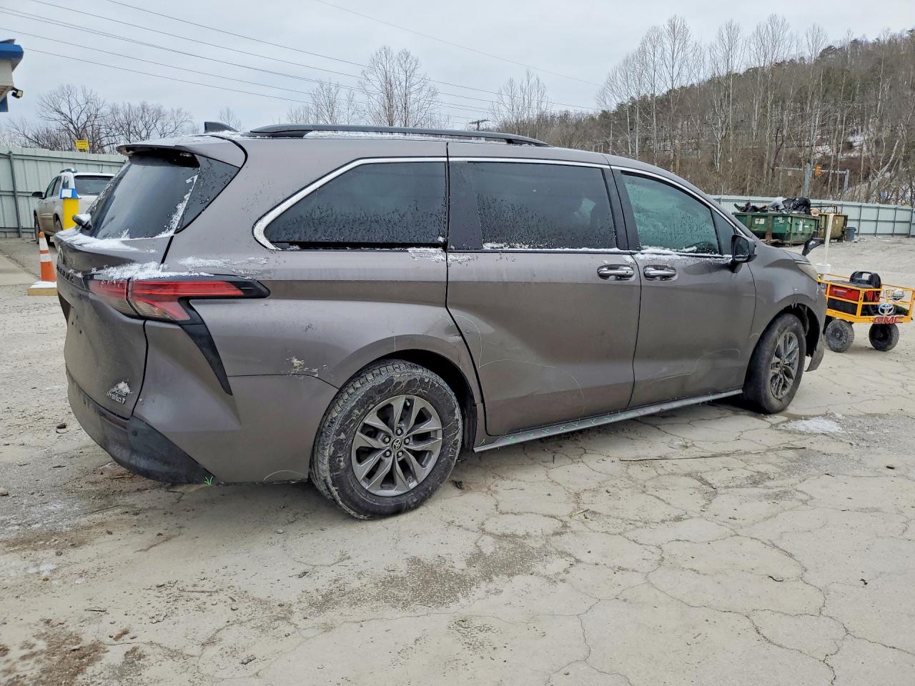 2022 TOYOTA SIENNA XLE photo 3